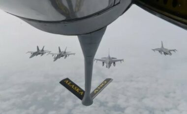 Aeroplanët luftarakë të NORAD-it tregojnë ‘muskujt’ pranë kufirit rus