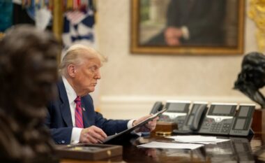Shtëpia e Bardhë thotë se Trump po punon “në mënyrë agresive” për t’i dhënë fund luftës Rusi-Ukrainë