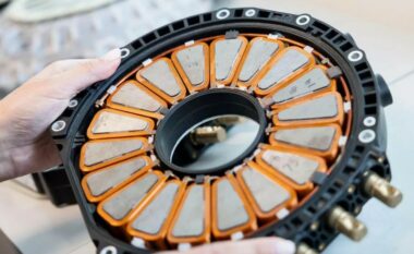 Motori i ri elektrik që peshon 13 kilogramë dhe është më i fuqishëm se një Lamborghini, prodhon 738 kuaj/fuqi