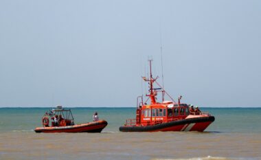 Tentoi të kalojë duke notuar nga Maroku në Spanjë, një familje e gjen burrin e rraskapitur dhe e shpëton