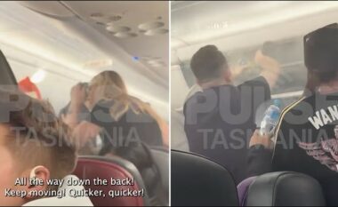 Moment i tmerrshëm kur shpërthen zjarri brenda kabinës së një aeroplani në Sydney, ndërsa pasagjerët nxitojnë të ndihmojnë ekuipazhin