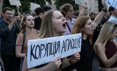 Zelensky nënshkruan ligjin kontrovers, shpërthejnë protestat më të mëdha që nga fillimi i luftës