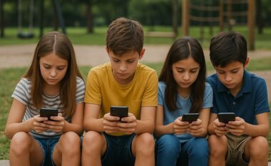 Britania e Madhe planifikon të kufizojë kohën e fëmijëve para ekranit të telefonit në dy orë në ditë