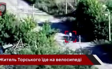 Rusët vrasin civilin në biçikletë, ukrainasit hakmerren menjëherë për këtë krim – pamje nga droni