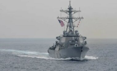 Helikopteri iranian përballet me luftanijen amerikane që i afrohet ujërave territoriale