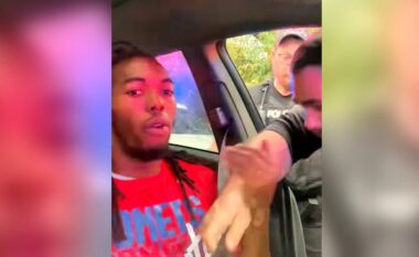 Policia e Floridës nën kritika pasi videoja e një burri me ngjyrë që grushtohet dhe zvarritet nga oficerët gjatë një kontrolli trafiku, bëhet virale