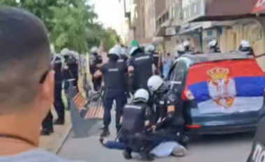 Burri nga Novi Sadi transportoi me autobusë studentët në protesta në Serbi – pamje kur policia ia thyen veturën dhe e arrestojnë dhunshëm së bashku me të birin