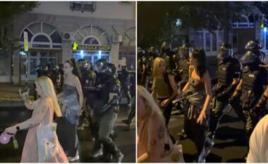 “60 policë për tri gra, bravo burra”: Pamjet e policisë serbe duke shtyrë një vajzë gjatë protestës në Beograd