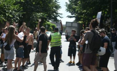 U fut në turmë dhe i bëri protestuesit të besojnë se është me ta, polici serb në Beograd luajti rolin për t’i futur në kurth