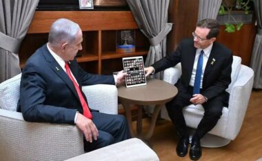 Herzog i kërkon Netanyahut të jetë i guximshëm për zgjedhjen ‘e vështirë’ për marrëveshjen e Gazës përpara takimit me Trumpin