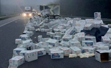 Aksidentohen tre kamionë në Pensilvani, njëri transportonte djathë – 200 metra rrugë mbulohen me mocarelë