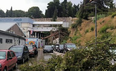 Një stuhi e fortë godet Splitin, rrugët u përmbytën dhe u mbushën me pemë të rrëzuara