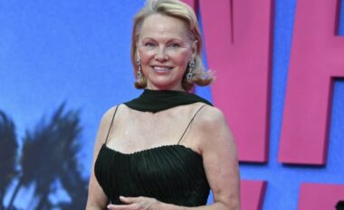 Manikyri i sezonit? Pamela Anderson e sjell në stil të përsosur!