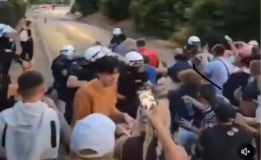 Shikoni se si banorët e Uzhicës në Serbi çanë kordonin e policisë