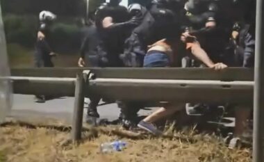 Policia dhe studentët përplasen në Serbi, forca të shumta po i largojnë me dhunë nga rrugët