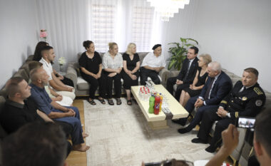 Kurti bëri homazhe pranë varrit të heroit të Kosovës, Afrim Bunjaku dhe vizitoi familjen e tij