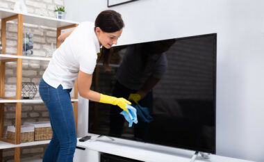 Si ta pastroni ekranin e TV-së – pa njolla, gërvishtje dhe rrezik dëmtimi