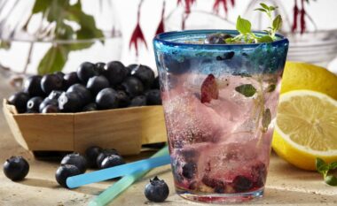 Koktej me limon, boronica dhe mentë – freskia që i ngjall verës shijen