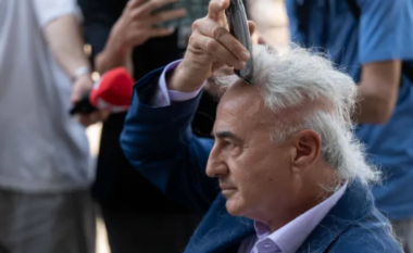 Mediumi britanik “Metro” shkruan për protestën e avokatit Arianit Koci: Me makinë rroje kundër ngërçit politik në Kosovë