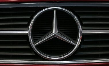 Mercedes-Benz “tërheq” 223,000 furgonë për shkak të rrezikut nga airbag-u
