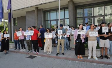 “Institucionet nuk janë për pazare, boll”- aktivistët e shoqërisë civile protestojnë para Kuvendit