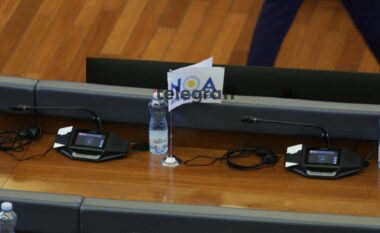 Hykmete Bajrami vendos flamurin e NOA-s në ulësen e Albin Kurtit