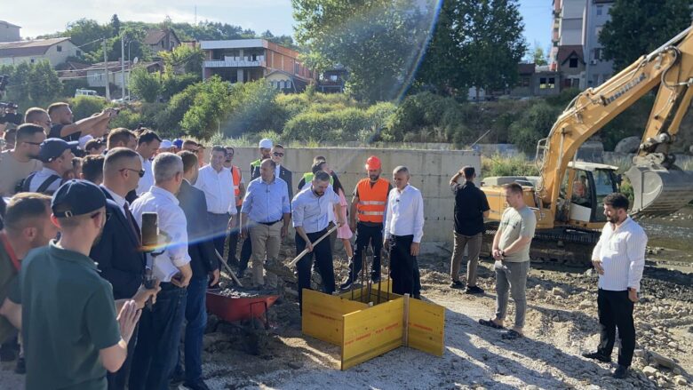 Vendoset gurthemeli i dy urave të reja mbi lumin Ibër në Mitrovicë