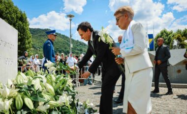 Kurti në Bosnje: Srebrenica ishte paralajmërim për Kosovën dhe botën