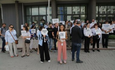 “Për çka ju kemi zgjedhë?”, “Deputet veç në letër”, “Mos na keqpërdorni votën”, “Loja juaj, pasoja tona” shoqëria civile aksion para Kuvendit