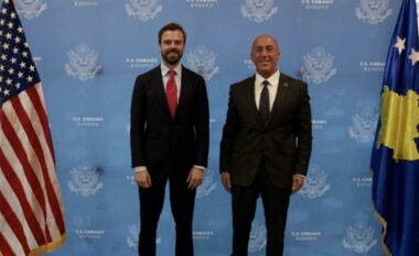 Haradinaj takohet me zyrtarin e lartë të DASh-it: Aleanca me SHBA-në është e përjetshme