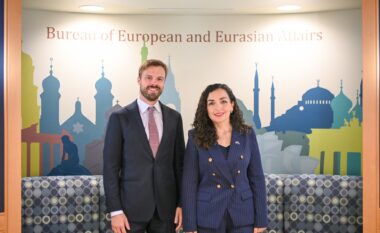 ​Çfarë mesazhe pritet të sjellë zyrtari i lartë amerikan në Kosovë?