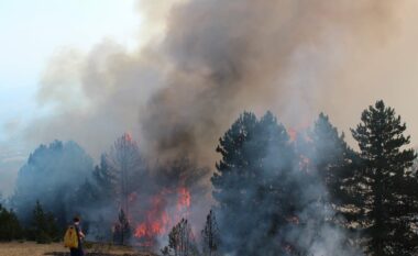 15 vatra aktive zjarri në Kosovë, helikopterët e KFOR-it ndërhyjnë në Skenderaj