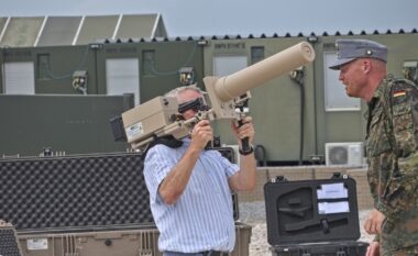 Rohde teston pajisjet ushtarake në Kampin Bondsteel, të njëjtat përdoren në patrullimet kufitare Kosovë-Serbi