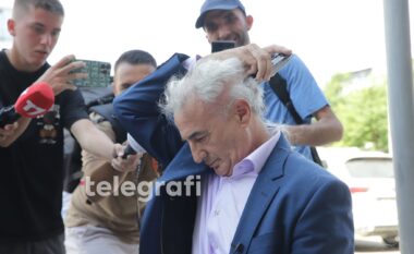 “Pa Kuvend s’ka shtet” – Koci qeth flokët në shenjë proteste për bllokadën politike