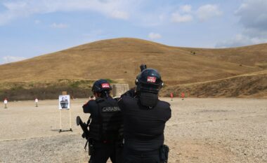 KFOR-i stërvitet në Prishtinë me armatim të vërtetë, publikon pamjet