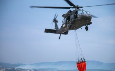 KFOR-i me helikopterë ndihmon në shuarjen e zjarreve në Kosovë