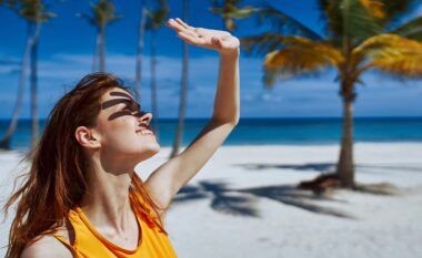 Si ta mbrojmë lëkurën nga dielli pa e privuar trupin nga vitamina D