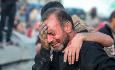 “Ne jemi një popull që meriton dinjitet”, palestinezët tregojnë vështirësitë për të mbledhur ndihma nga ajri