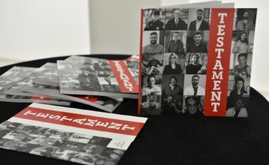 Ekspozita “Testament” hapet në Galerinë e Arteve në Pejë: Një thirrje për barazi, përfshirje dhe reflektim shoqëror