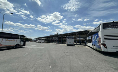 ​Protestojnë kompanitë e autobusëve, paralajmërojnë grevë e bojkotim të Stacionit të Autobusëve