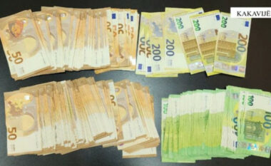 ​Kapet me 14 mijë euro të padeklaruara në kufi