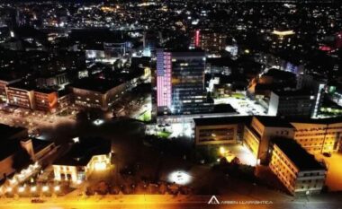 Ndërtesa e Qeverisë ndriçohet me ngjyrat e flamurit amerikan