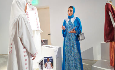 Sheikha Moza, në moshën 65-vjeçare, mahniti në ekspozitën e dedikuar modës
