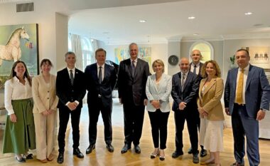 Sorensen takon ambasadorin e Kosovës dhe atë të Serbisë në Washington