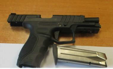 Arrestohen tre persona në Pejë, Policia u sekuestron armë