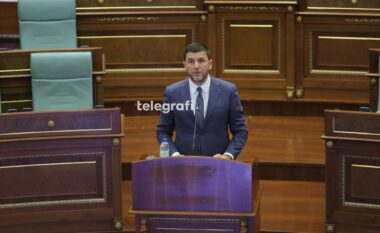 Krasniqi: Nuk bëhemi pjesë e shkeljeve të Kushtetutës, kryeneçësia e Kurtit më e madhe se Kosova dhe demokracia