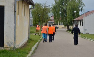 “E mora armën kur shteti nuk ma mbrojti familjen” – Rrëfimi i 18-vjeçarit që plagosi dy persona pasi ia rrahën babain