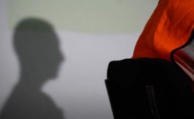 Një thikë 13 euro dhe një gabim që i kushtoi me burg – rrëfimi i 18-vjeçarit të dënuar për tentim vrasje