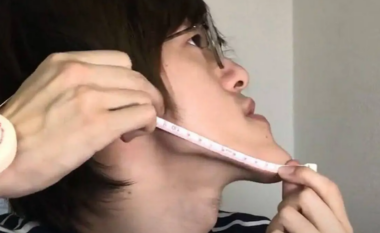 Japonezi bëhet viral për mjekrën e pazakontë