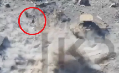 Video nga Gaza, një luftëtar palestinez sulmon në mënyrë të pavarur dy tanke izraelite